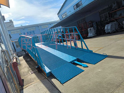 1753317244432623.jpg 13吨重型移动式登车桥 护栏加高1I.jpg