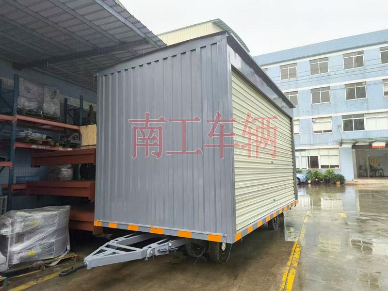 10吨箱式乐动登陆入口两侧带卷帘门 牵引雨篷拖车